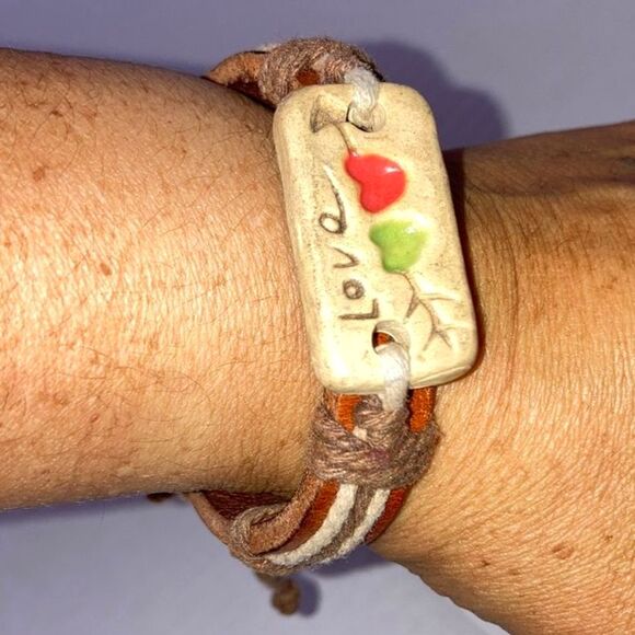 LOVE Arrow Hearts Leather and Stone Tie Brown Cream Red Green Bracelet 8 inches - Picture 3 of 10